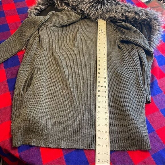 Michael Kors Grey Faux Fur Ribbed Sweater Cardigan Size Medium - Picture 10 of 12